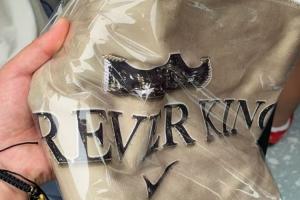 大雨滂沱！耐克给在万象城外等待老詹的球迷发放了定制版毛巾