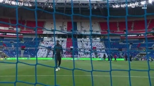 横眉冷对千夫指！奥纳纳赛前踩场戴耳机微微笑，里昂球迷疯狂嘲讽