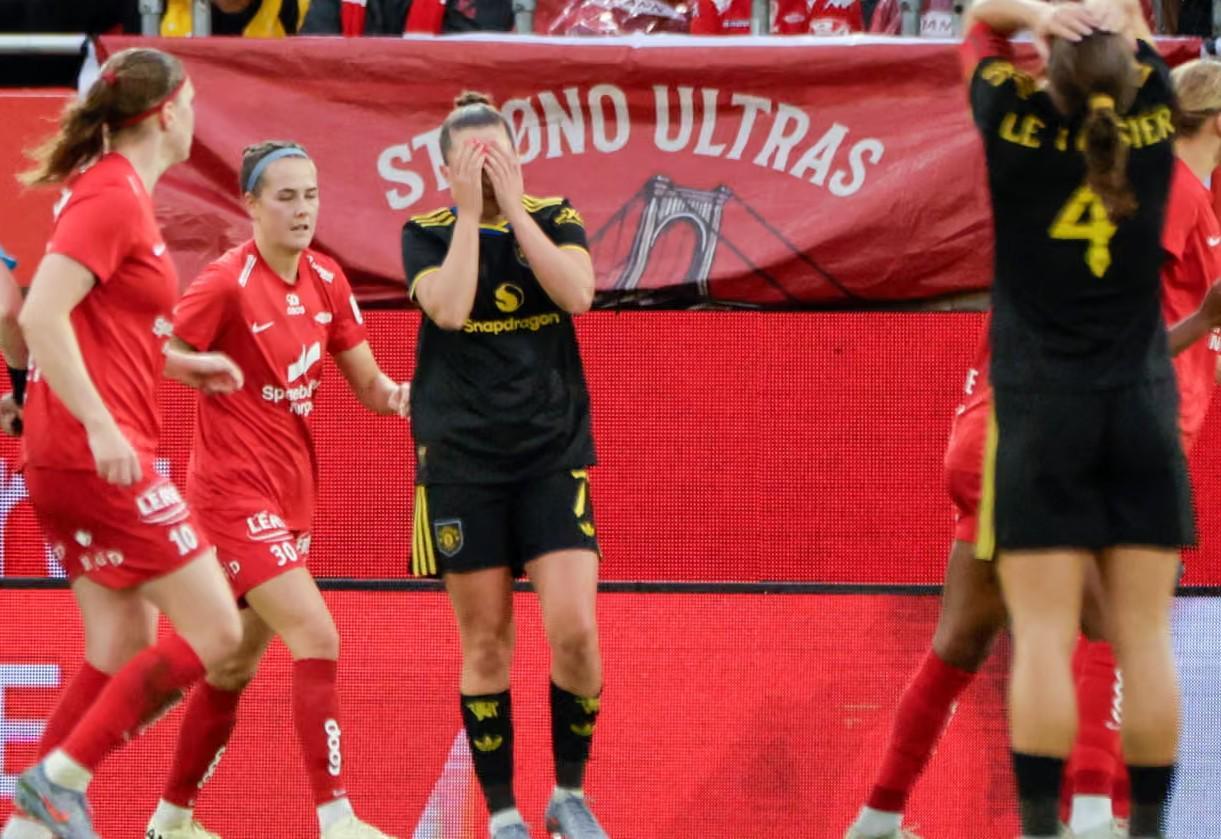 半岛体育在线-颇为尴尬，欧冠资格赛前曼联女足的部分球鞋在托运中丢失