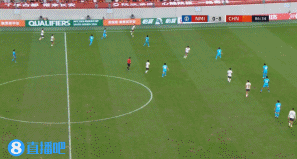 半岛体育官网-王钰栋传中拜合拉木打门，碰到后点的朱鹏宇入网，U22国足9-0领先