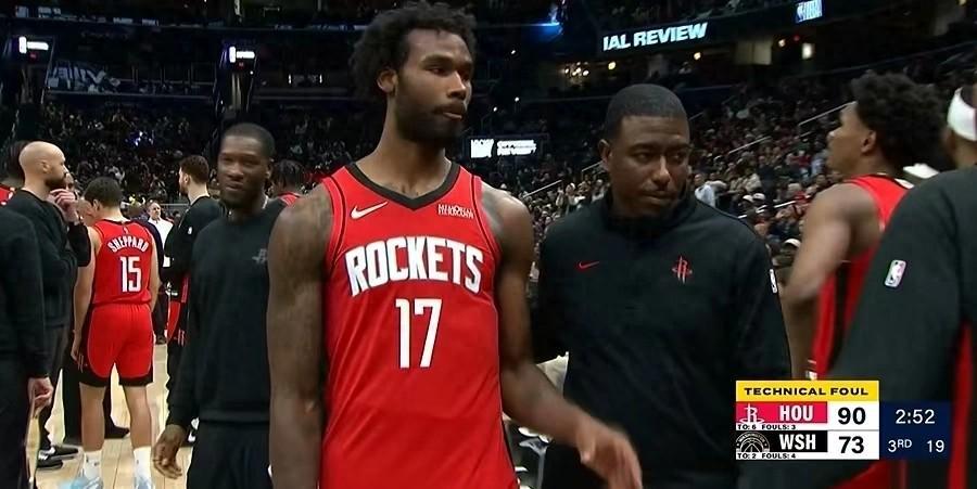 半岛体育APP-伊森脏动作+怒喷主帅，母亲无脑护短，火箭该留这定时炸弹吗？