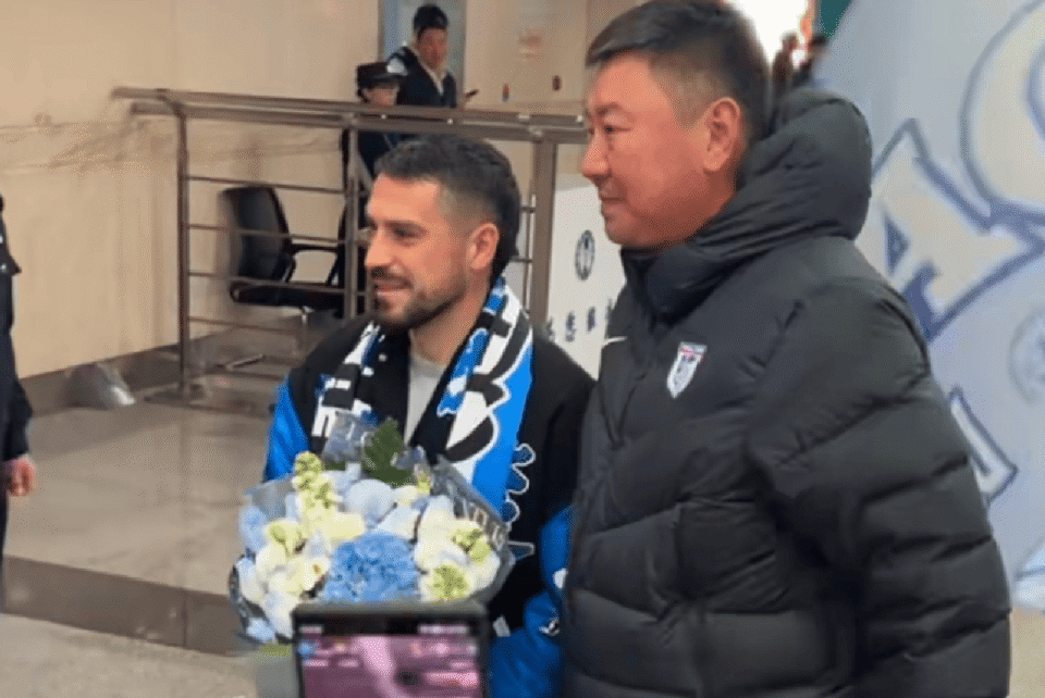 半岛体育在线-32岁大牌外援顶薪重返中超！引大连轰动 英博老总+上千名球迷接机