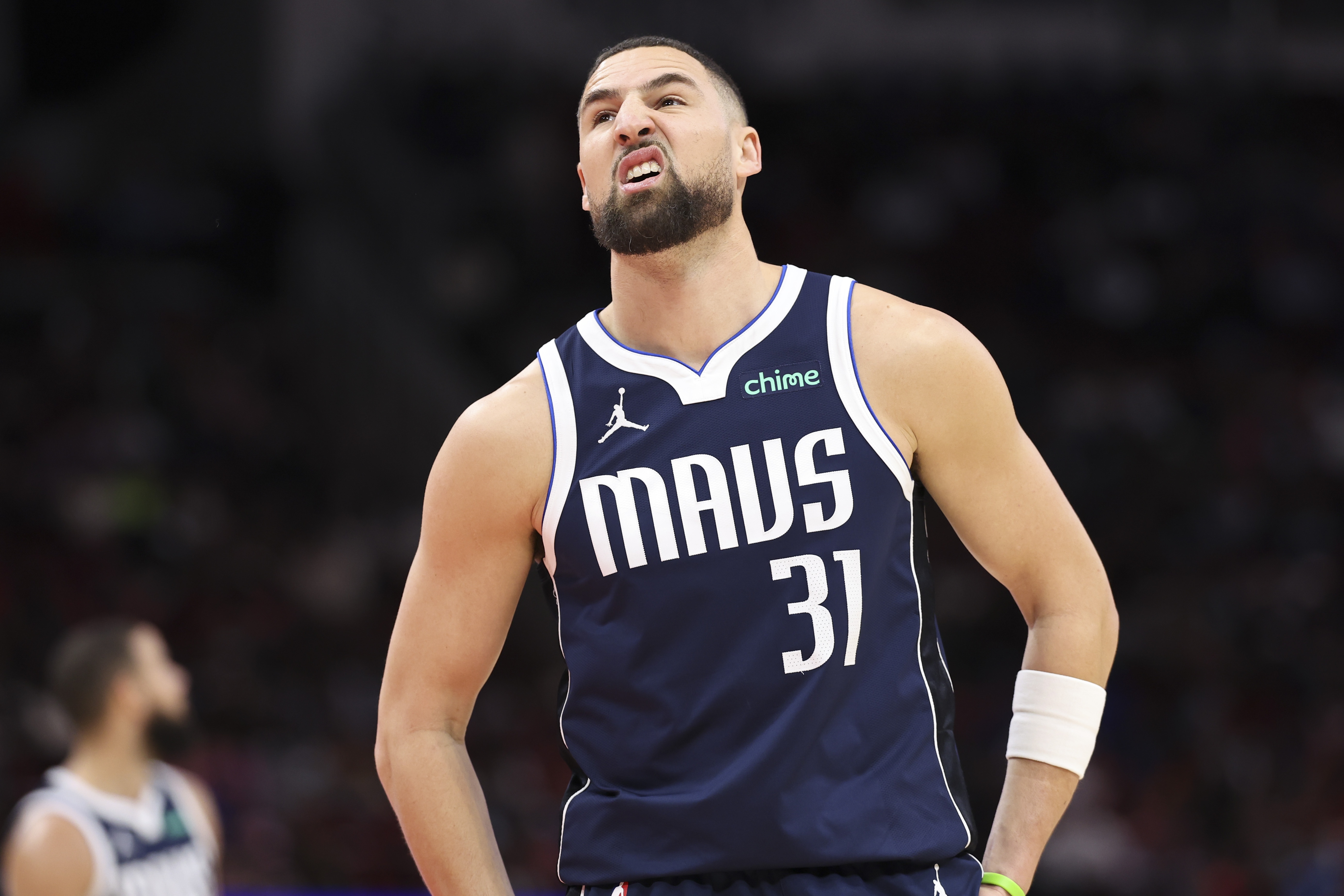 半岛体育APP-越打越坑了！克莱8中2得5分2板1助 三分6中1&amp;正负值-12