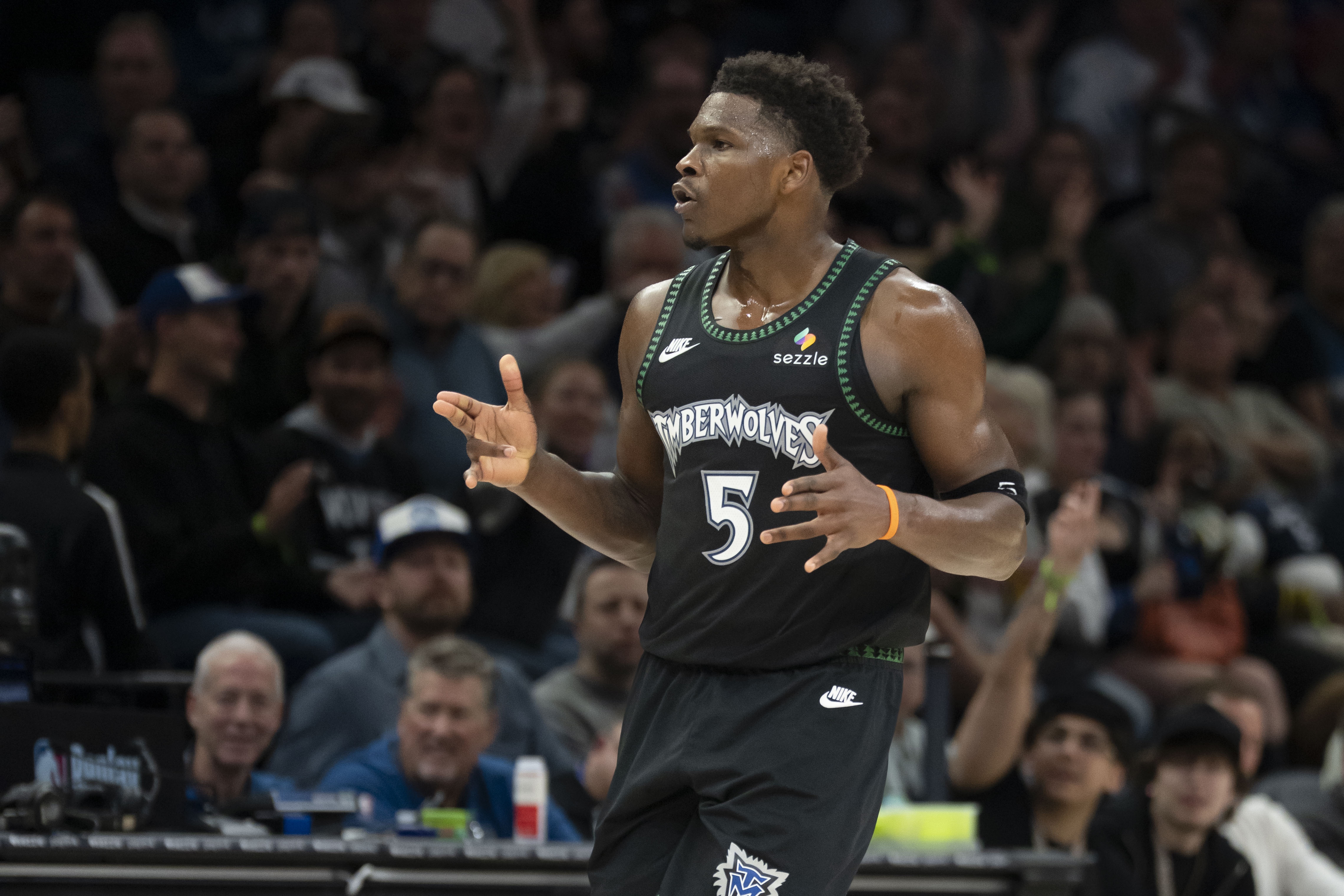 乘胜追击！爱德华兹连续硬解中投命中 率队扩大领先