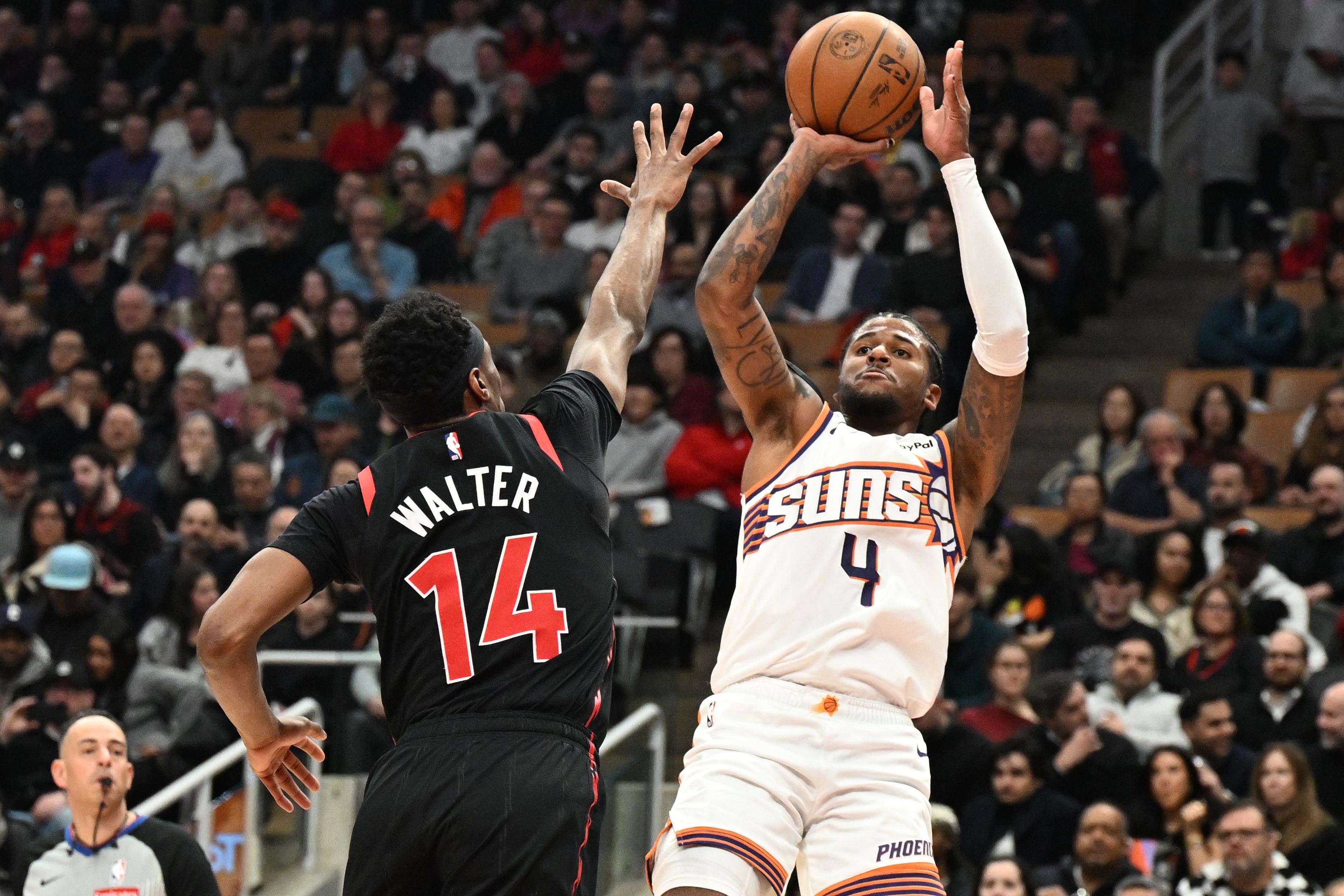 半岛体育-背靠背70分！杰伦·格林8记三分0罚球 高效空砍34+5+4