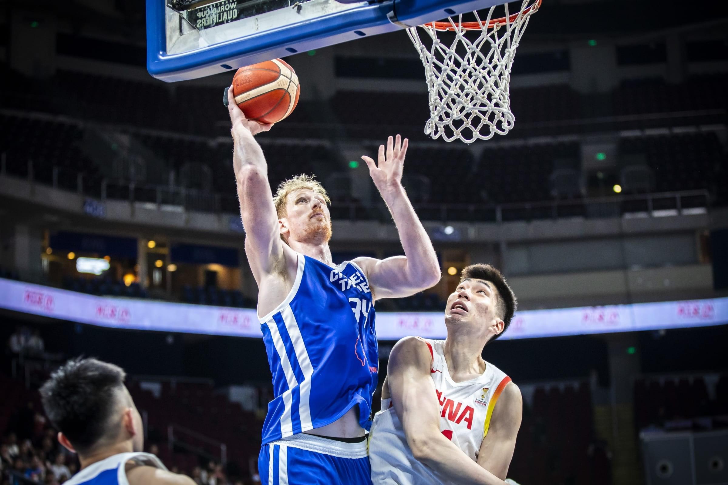 半岛体育官网-体力不支，高柏铠全场出战36分钟&amp;amp;投篮14中8，得到19分11篮板